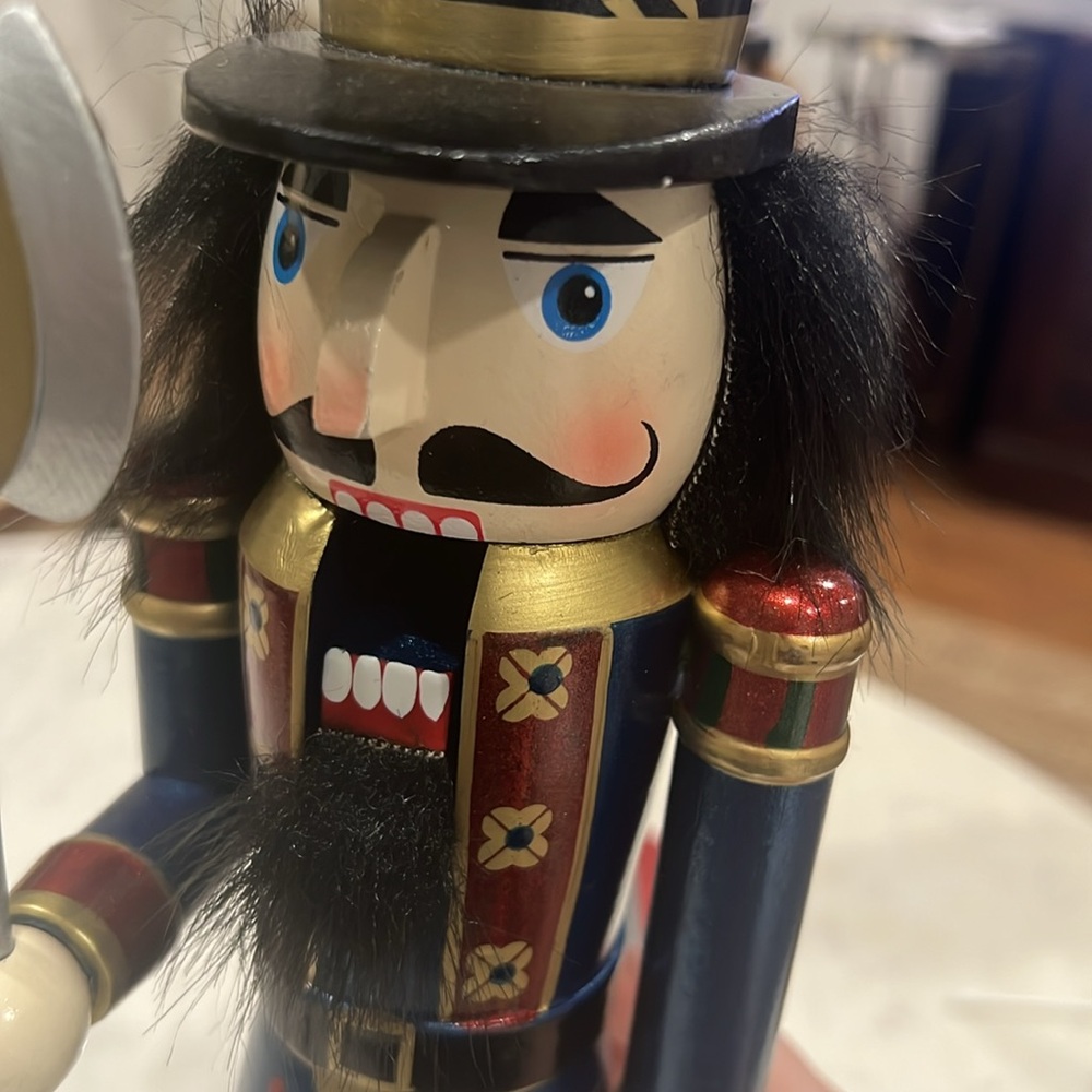 2 Nutcrackers - Picture 8 of 14